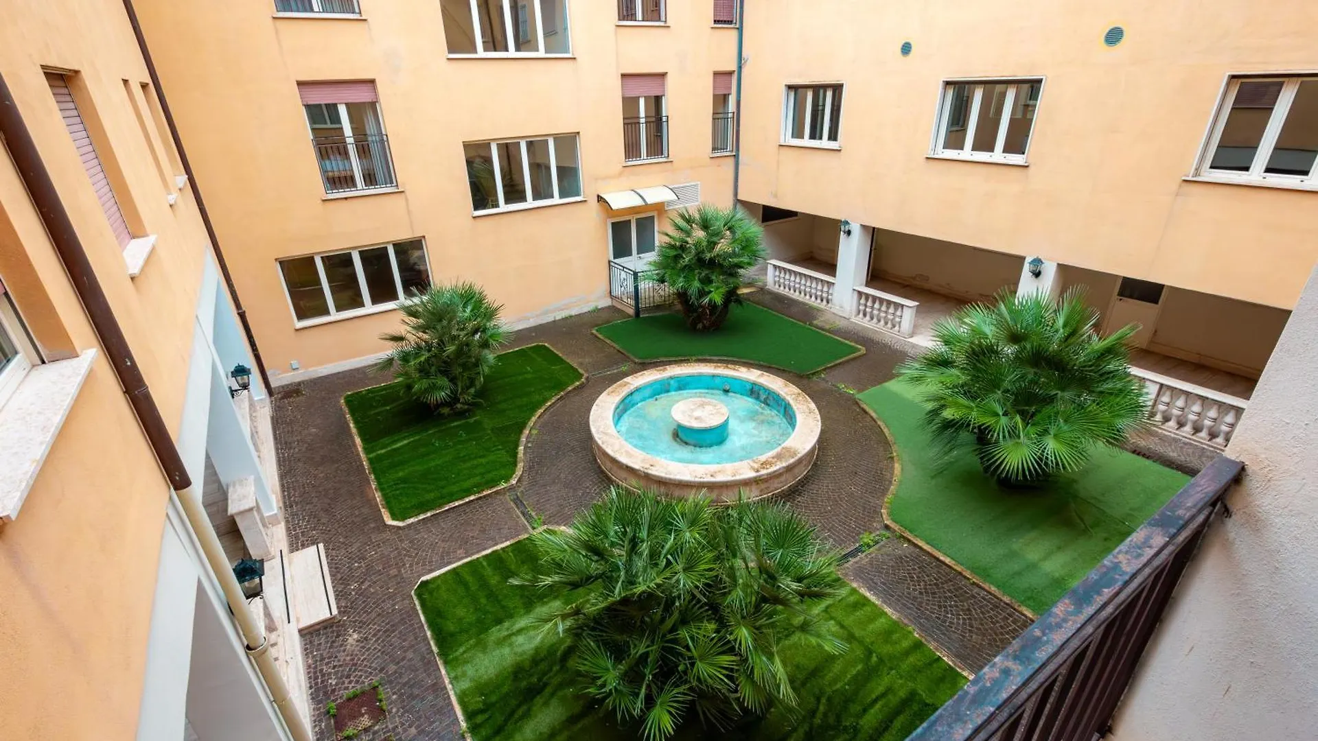 Ah Roma Hostel
